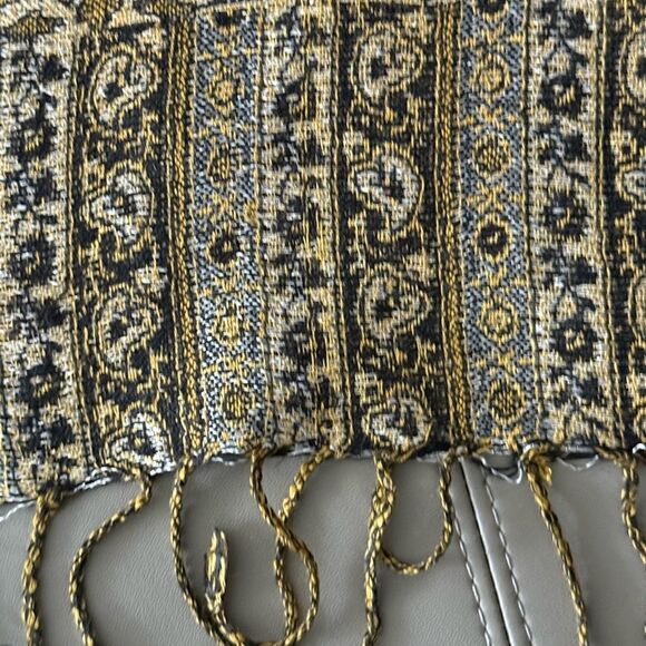 Wrap/Scarf Floral Brocade with Fringe. - Picture 3 of 4